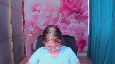 AngelinaLow from United States